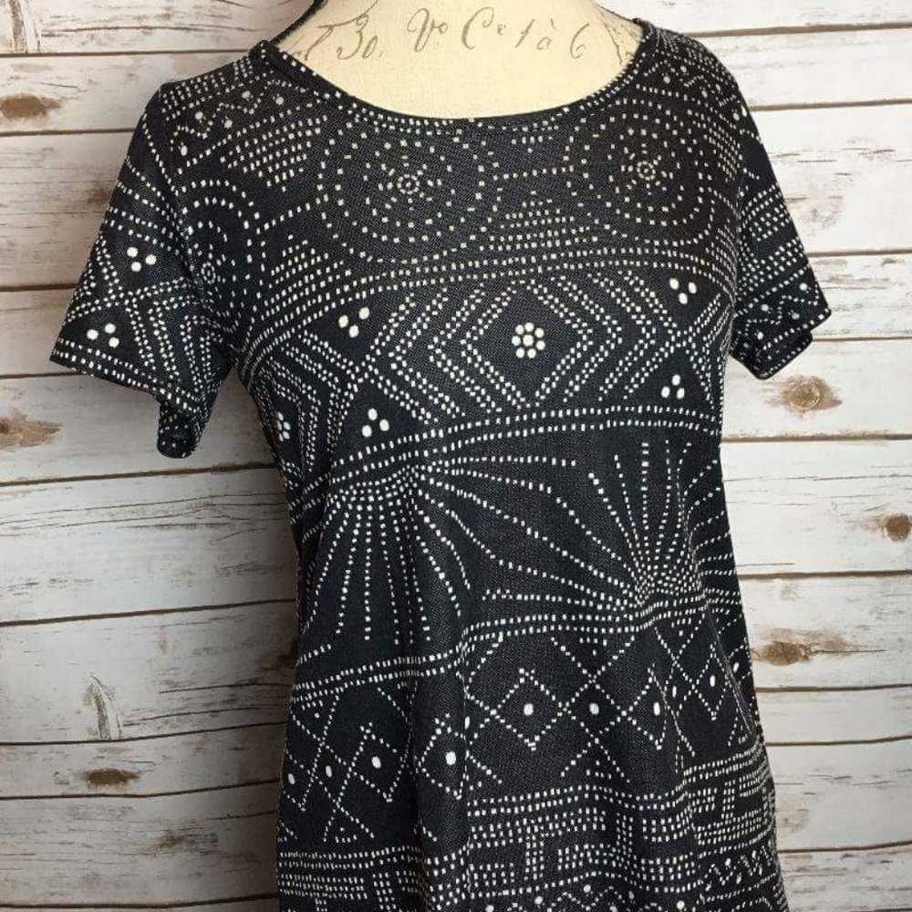 New Lularoe black aztec classic tee xs